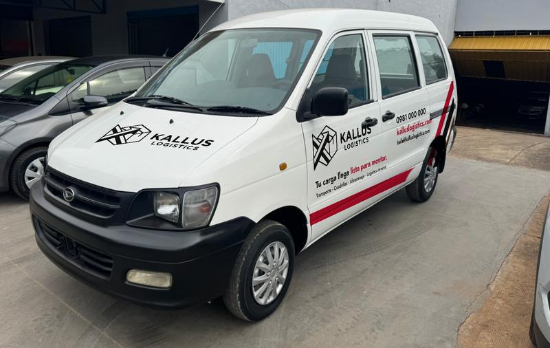 Furgón de Kallus Logistics ploteado con el logo y la franja roja